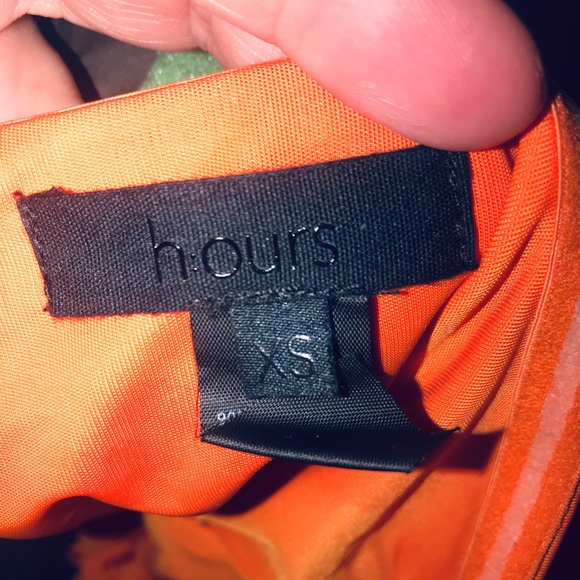 Body conscious dress in orange. - Picture 2 of 4